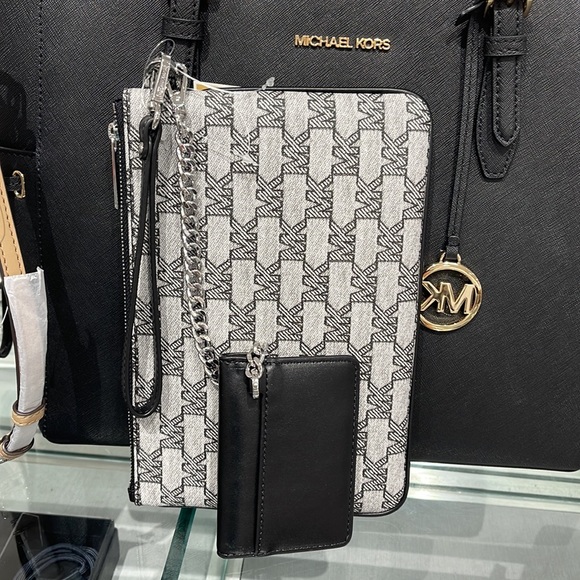 MICHAEL KORS JET SET ITEM LG 2 in 1 CARD CASE & WRISTLET
Black 
NWT - Picture 6 of 16